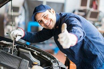 Люди работают в автосервисе
